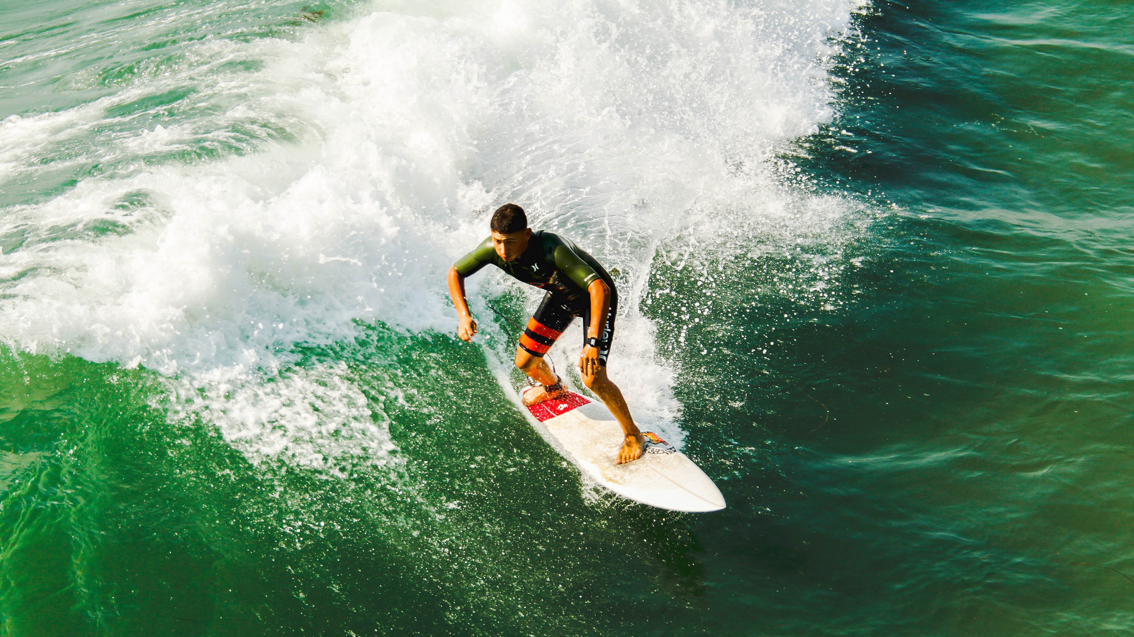 “悬崖飞跃:险境中的极限飞跃”,悬崖飞人视频